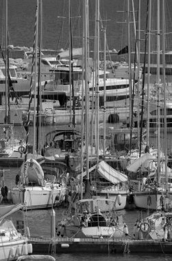 İtalya, Sicilya, Akdeniz, Marina di Ragusa (Ragusa ili); 7 Haziran 2025, limanda lüks yatlar - EDITORIAL