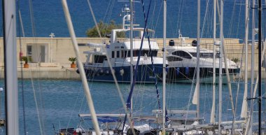 İtalya, Sicilya, Akdeniz, Marina di Ragusa (Ragusa ili); 8 Haziran 2025, limanda lüks yatlar - EDITORIAL