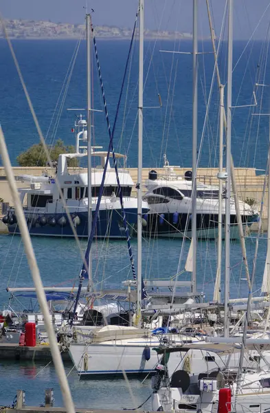 İtalya, Sicilya, Akdeniz, Marina di Ragusa (Ragusa ili); 8 Haziran 2025, limanda lüks yatlar - EDITORIAL