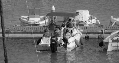 İtalya, Sicilya, Akdeniz, Marina di Ragusa (Ragusa Eyaleti); 8 Haziran 2025, limandaki bir motorlu tekne - EDITORIAL