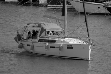 İtalya, Sicilya, Akdeniz, Marina di Ragusa (Ragusa ili); 8 Haziran 2025, limandaki bir yelkenli teknesinde insanlar - EDITORIAL