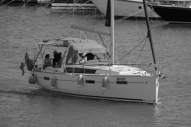 İtalya, Sicilya, Akdeniz, Marina di Ragusa (Ragusa ili); 8 Haziran 2025, limandaki bir yelkenli teknesinde insanlar - EDITORIAL