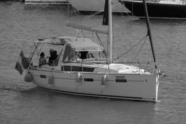 İtalya, Sicilya, Akdeniz, Marina di Ragusa (Ragusa ili); 8 Haziran 2025, limandaki bir yelkenli teknesinde insanlar - EDITORIAL