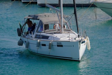 İtalya, Sicilya, Akdeniz, Marina di Ragusa (Ragusa ili); 8 Haziran 2025, limandaki bir yelkenli teknesinde insanlar - EDITORIAL