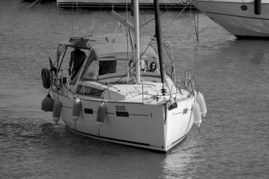 İtalya, Sicilya, Akdeniz, Marina di Ragusa (Ragusa ili); 8 Haziran 2025, limandaki bir yelkenli teknesinde insanlar - EDITORIAL