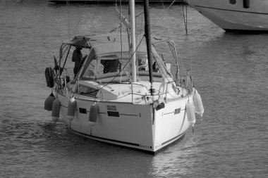 İtalya, Sicilya, Akdeniz, Marina di Ragusa (Ragusa ili); 8 Haziran 2025, limandaki bir yelkenli teknesinde insanlar - EDITORIAL