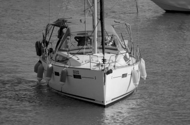 İtalya, Sicilya, Akdeniz, Marina di Ragusa (Ragusa ili); 8 Haziran 2025, limandaki bir yelkenli teknesinde insanlar - EDITORIAL