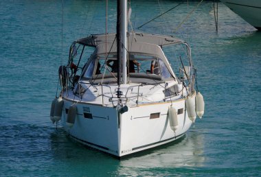 İtalya, Sicilya, Akdeniz, Marina di Ragusa (Ragusa ili); 8 Haziran 2025, limandaki bir yelkenli teknesinde insanlar - EDITORIAL