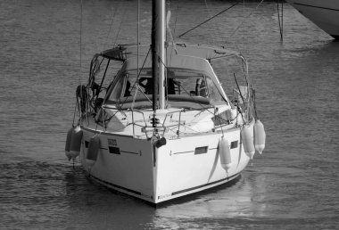 İtalya, Sicilya, Akdeniz, Marina di Ragusa (Ragusa ili); 8 Haziran 2025, limandaki bir yelkenli teknesinde insanlar - EDITORIAL