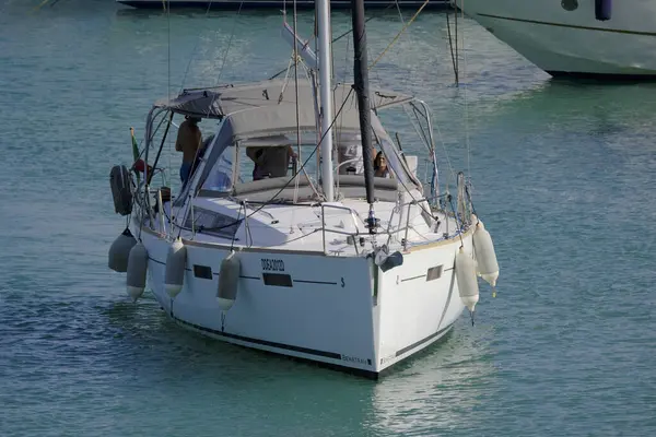 İtalya, Sicilya, Akdeniz, Marina di Ragusa (Ragusa ili); 8 Haziran 2025, limandaki bir yelkenli teknesinde insanlar - EDITORIAL