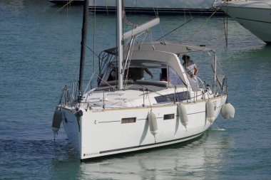 İtalya, Sicilya, Akdeniz, Marina di Ragusa (Ragusa ili); 8 Haziran 2025, limandaki bir yelkenli teknesinde insanlar - EDITORIAL