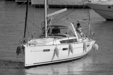 İtalya, Sicilya, Akdeniz, Marina di Ragusa (Ragusa ili); 8 Haziran 2025, limandaki bir yelkenli teknesinde insanlar - EDITORIAL