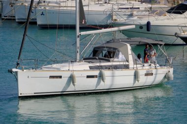 İtalya, Sicilya, Akdeniz, Marina di Ragusa (Ragusa ili); 8 Haziran 2025, limandaki bir yelkenli teknesinde insanlar - EDITORIAL