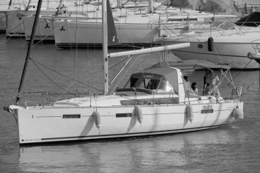 İtalya, Sicilya, Akdeniz, Marina di Ragusa (Ragusa ili); 8 Haziran 2025, limandaki bir yelkenli teknesinde insanlar - EDITORIAL