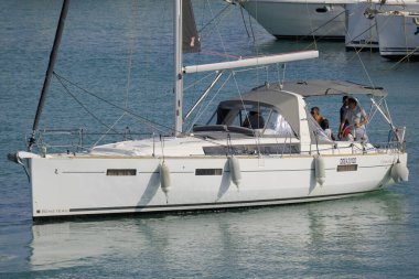 İtalya, Sicilya, Akdeniz, Marina di Ragusa (Ragusa ili); 8 Haziran 2025, limandaki bir yelkenli teknesinde insanlar - EDITORIAL