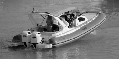 İtalya, Sicilya, Akdeniz, Marina di Ragusa (Ragusa Eyaleti); 8 Haziran 2025, limandaki büyük bir kauçuk teknede insanlar - EDITORIAL