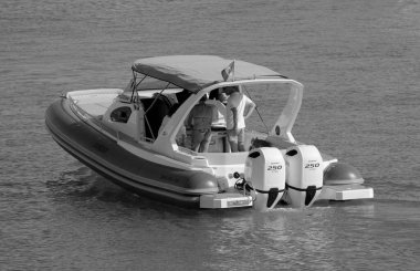 İtalya, Sicilya, Akdeniz, Marina di Ragusa (Ragusa Eyaleti); 8 Haziran 2025, limandaki büyük bir kauçuk teknede insanlar - EDITORIAL