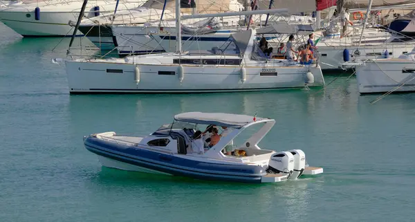 İtalya, Sicilya, Akdeniz, Marina di Ragusa (Ragusa Eyaleti); 8 Haziran 2025, limandaki motorlu tekne ve lüks yatlarda yaşayan insanlar - EDITORIAL