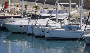 İtalya, Sicilya, Akdeniz, Marina di Ragusa (Ragusa ili); 10 Haziran 2025, limanda lüks yatlar - EDITORIAL