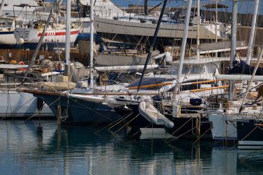 İtalya, Sicilya, Akdeniz, Marina di Ragusa (Ragusa ili); 12 Haziran 2025, limanda lüks yatlar - EDITORIAL