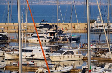 İtalya, Sicilya, Akdeniz, Marina di Ragusa (Ragusa ili); 12 Haziran 2025, limanda motorlu tekneler ve lüks yatlar - EDITORIAL