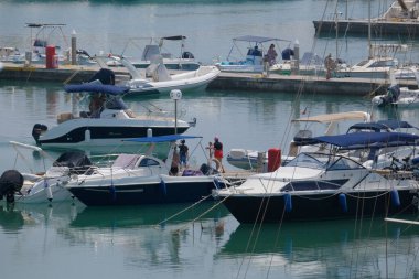 İtalya, Sicilya, Akdeniz, Marina di Ragusa (Ragusa ili); 14 Haziran 2025, limanda insanlar, motorlu tekneler ve lüks yatlar - EDITORIAL