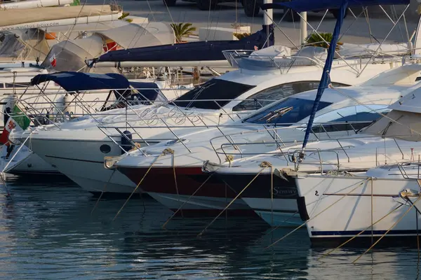 İtalya, Sicilya, Akdeniz, Marina di Ragusa (Ragusa ili); 14 Haziran 2025, limanda lüks yatlar - EDITORIAL