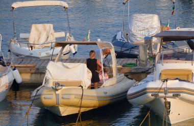 İtalya, Sicilya, Akdeniz, Marina di Ragusa (Ragusa ili); 14 Haziran 2025, limanda bir kauçuk teknede çift - EDITORIAL