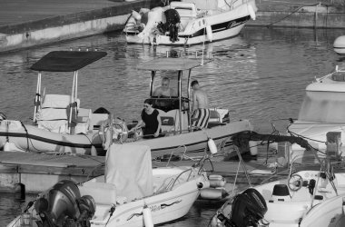 İtalya, Sicilya, Akdeniz, Marina di Ragusa (Ragusa Eyaleti); 15 Haziran 2025, limandaki bir motorlu tekne - EDITORIAL