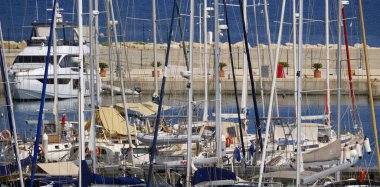 İtalya, Sicilya, Akdeniz, Marina di Ragusa (Ragusa ili); 17 Haziran 2025, limanda lüks yatlar - EDITORIAL