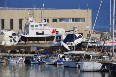 İtalya, Sicilya, Marina di Ragusa (Ragusa Eyaleti), 17 Haziran 2025, limanda yerel balıkçı tekneleri ve lüks yatlar - EDITORIAL