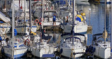 İtalya, Sicilya, Akdeniz, Marina di Ragusa (Ragusa ili); 17 Haziran 2025, limanda lüks yatlar - EDITORIAL