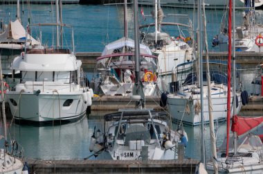 İtalya, Sicilya, Akdeniz, Marina di Ragusa (Ragusa ili); 20 Haziran 2025, limanda lüks yatlar - EDITORIAL