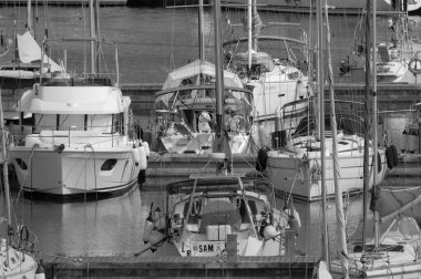 İtalya, Sicilya, Akdeniz, Marina di Ragusa (Ragusa ili); 20 Haziran 2025, limanda lüks yatlar - EDITORIAL