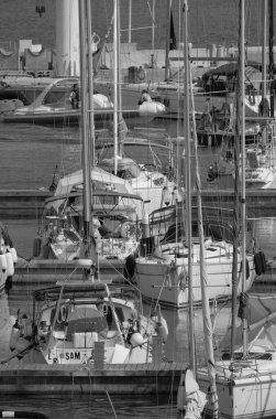 İtalya, Sicilya, Akdeniz, Marina di Ragusa (Ragusa ili); 20 Haziran 2025, limanda lüks yatlar - EDITORIAL