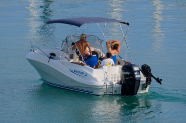 İtalya, Sicilya, Akdeniz, Marina di Ragusa (Ragusa Eyaleti); 21 Haziran 2025, limandaki bir motorlu tekne - EDITORIAL