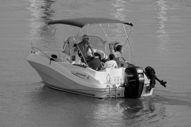 İtalya, Sicilya, Akdeniz, Marina di Ragusa (Ragusa Eyaleti); 21 Haziran 2025, limandaki bir motorlu tekne - EDITORIAL