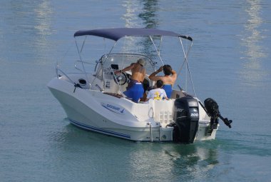 İtalya, Sicilya, Akdeniz, Marina di Ragusa (Ragusa Eyaleti); 21 Haziran 2025, limandaki bir motorlu tekne - EDITORIAL