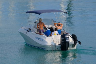 İtalya, Sicilya, Akdeniz, Marina di Ragusa (Ragusa Eyaleti); 21 Haziran 2025, limandaki bir motorlu tekne - EDITORIAL