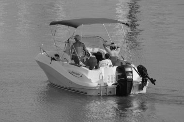 İtalya, Sicilya, Akdeniz, Marina di Ragusa (Ragusa Eyaleti); 21 Haziran 2025, limandaki bir motorlu tekne - EDITORIAL