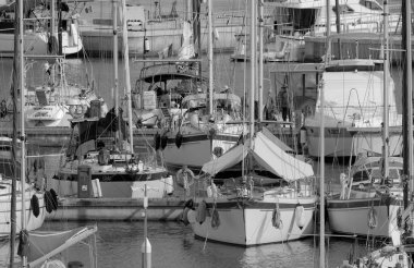 İtalya, Sicilya, Akdeniz, Marina di Ragusa (Ragusa ili); 21 Haziran 2025, limandaki bir yelkenli teknesinde çift - EDITORIAL