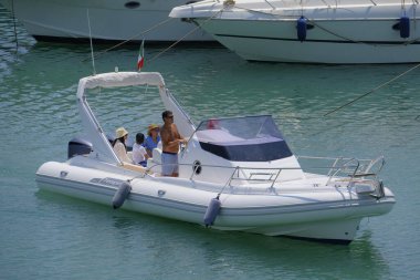 İtalya, Sicilya, Akdeniz, Marina di Ragusa (Ragusa ili); 22 Haziran 2025, limandaki kauçuk bir teknede insanlar - EDITORIAL