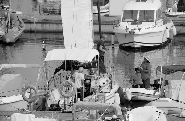 İtalya, Sicilya, Akdeniz, Marina di Ragusa (Ragusa ili); 23 Haziran 2025, limandaki insanlar - EDITORIAL