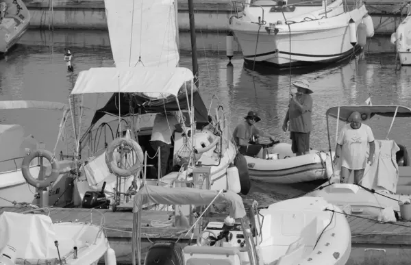 İtalya, Sicilya, Akdeniz, Marina di Ragusa (Ragusa ili); 23 Haziran 2025, limandaki insanlar - EDITORIAL