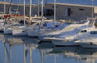 İtalya, Sicilya, Akdeniz, Marina di Ragusa (Ragusa ili); 23 Haziran 2025, limanda lüks yatlar - EDITORIAL