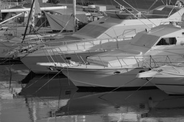 İtalya, Sicilya, Akdeniz, Marina di Ragusa (Ragusa ili); 23 Haziran 2025, limanda lüks yatlar - EDITORIAL