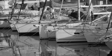 İtalya, Sicilya, Akdeniz, Marina di Ragusa (Ragusa ili); 23 Haziran 2025, limanda lüks yatlar - EDITORIAL