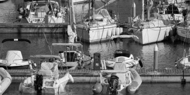 İtalya, Sicilya, Akdeniz, Marina di Ragusa (Ragusa Eyaleti); limanda motorlu tekne ve lüks yatlar 