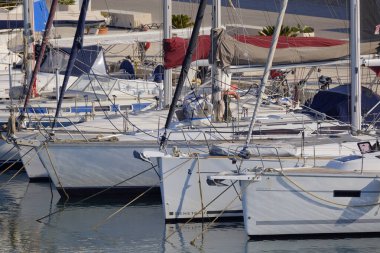 İtalya, Sicilya, Akdeniz, Marina di Ragusa (Ragusa ili); 24 Haziran 2025, limanda lüks yatlar - EDITORIAL