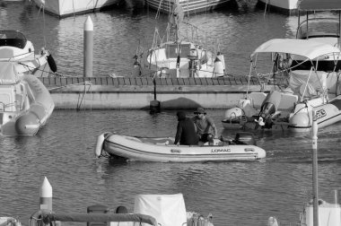 İtalya, Sicilya, Akdeniz, Marina di Ragusa (Ragusa ili); 24 Haziran 2025, limandaki kauçuk bir teknede adamlar - EDITORIAL